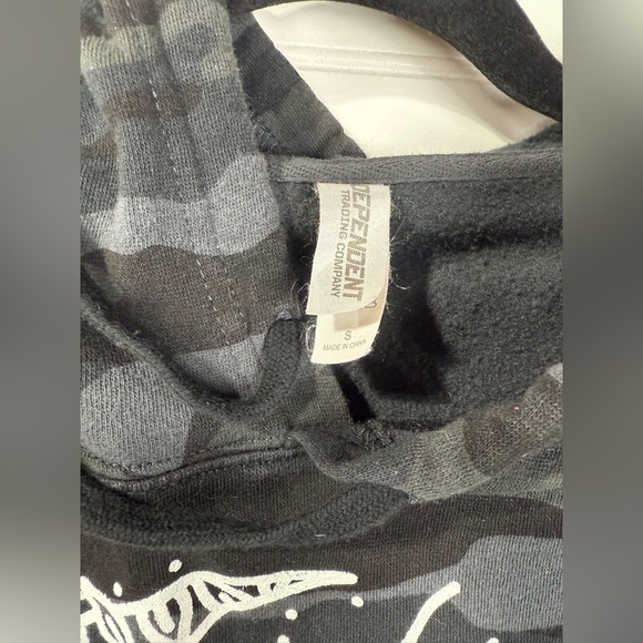 Camo women’s cropped graphic moon & tree design hoodie. Size small. - Picture 3 of 4